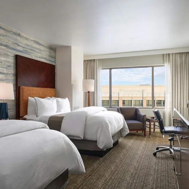 غرفة تقليدية بسريرين مزدوجين بإطلالة على المدينة بحوض استحمام لذوي الإعاقة، The Westin Washington National Harbor 1/6