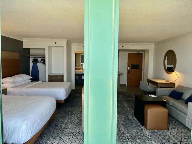 جناح استوديو بسريرين كوين بإطلالة على المسبح بشرفة مع أريكة، Sheraton Virginia Beach Oceanfront Hotel 6/9