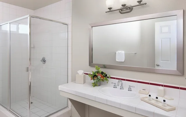 Deluxe, King Bed, Partial Ocean View, Jetted Tub, Cambria Landing Inn & Suites 9/10