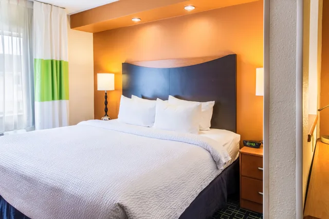 جناح تنفيذي بسرير كينج مع أريكة، Fairfield Inn Suites Fargo 2/2