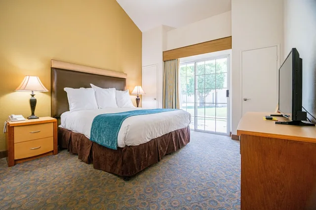 2 Bedrooms, King and Twin Beds, Sofa, Kitchen, Desert Breezes Resort 5/10