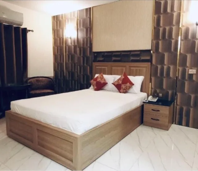 غرفة ديلوكس بسرير كوين بإطلالة على المدينة بغرفة نوم واحدة، Hotel Sarawan Karachi 1/3