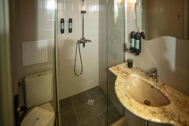 Economy, Double Bed, Interior View, No Window، Maria Luisa Hotel 2/3