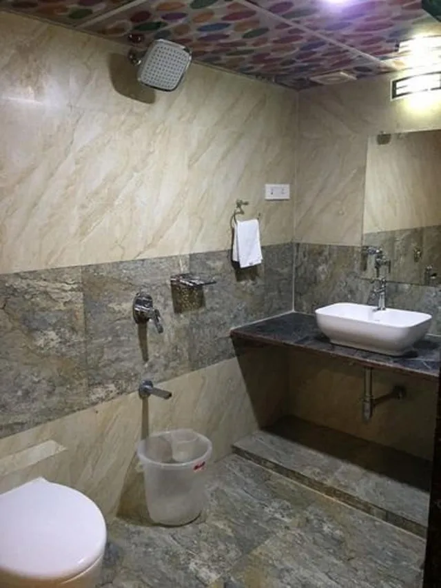 غرفة عائلية رباعية بسرير كوين وسريرين منفصلين بغرفة نوم واحدة بحمام خاص، Hotel Kochi Caprice 3/3