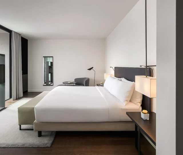 غرفة ديلوكس بسرير كينج بشرفة، Hilton Lake Como 5/8