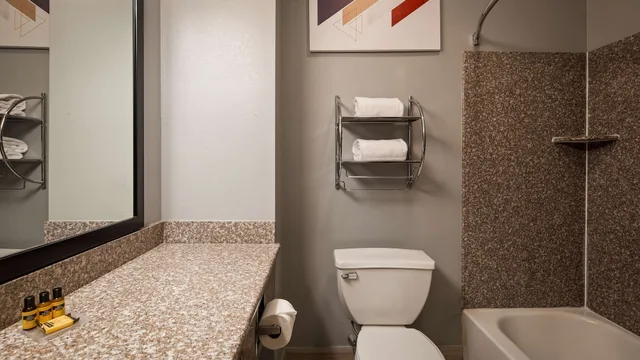 جناح بسرير كينج، Best Western Plus New Cumberland Inn & Suites 3/4