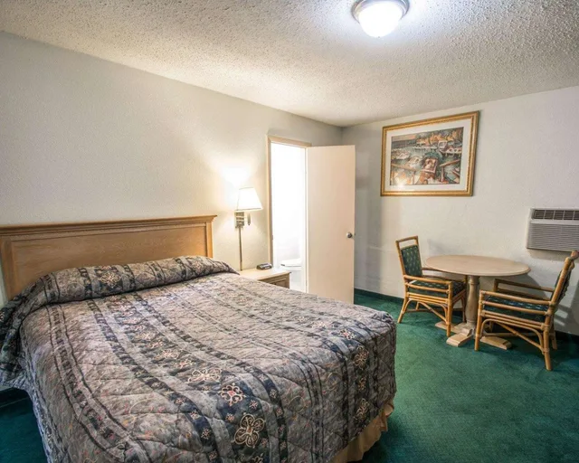 غرفة بسرير كوين للمدخنين، Rodeway Inn Fort Pierce US Highway 1 FL 2/3