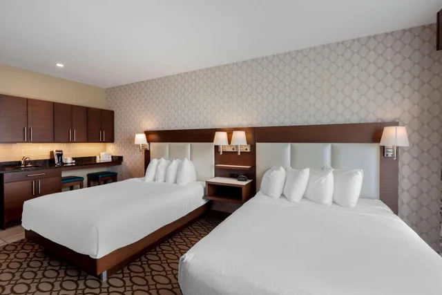 غرفة بسرير كينج وسريرين كوين بمطبخ صغير، Best Western Plus St. John s Airport Hotel and Suites 1/10