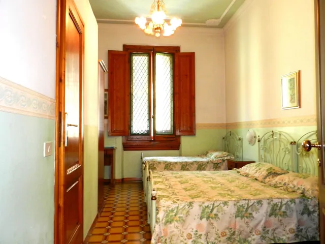 غرفة ثلاثية، Hotel Desiree 4/7