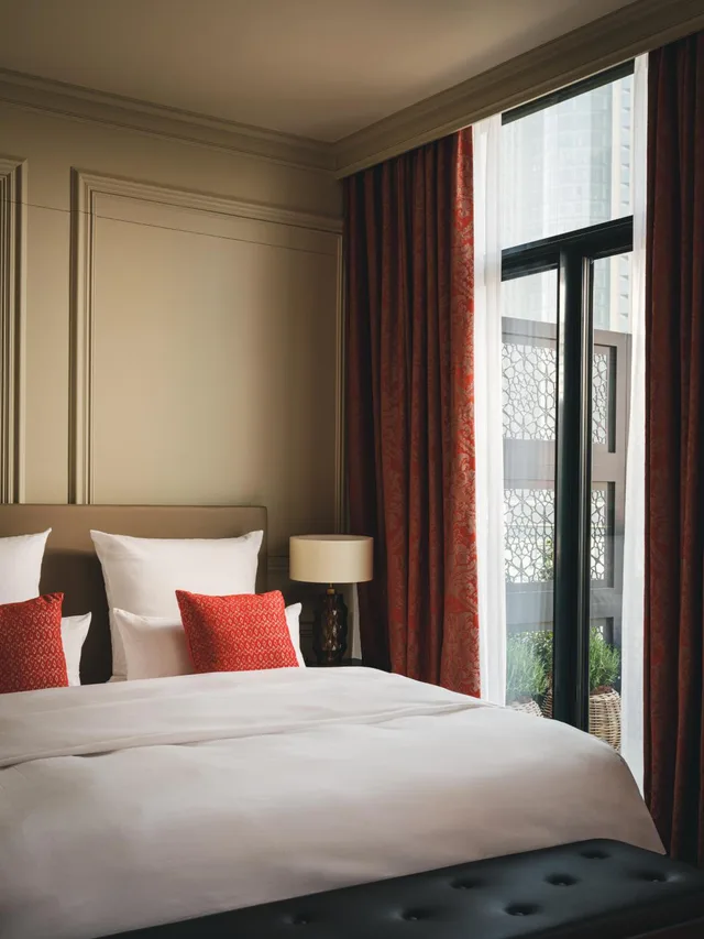 Room, King Bed, Balcony, Taj Hessischer Hof, Frankfurt 1/7