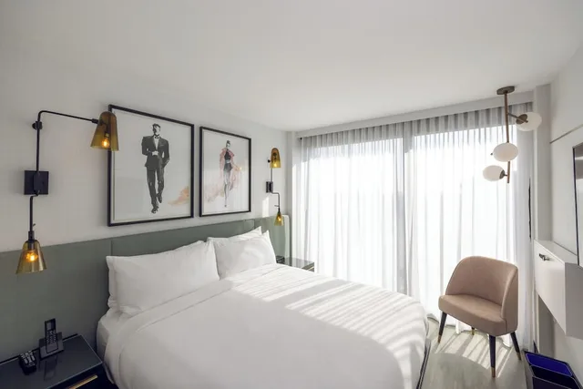 غرفة بسرير كينج مع دخول الصالة، The Godfrey Hotel Hollywood 2/7