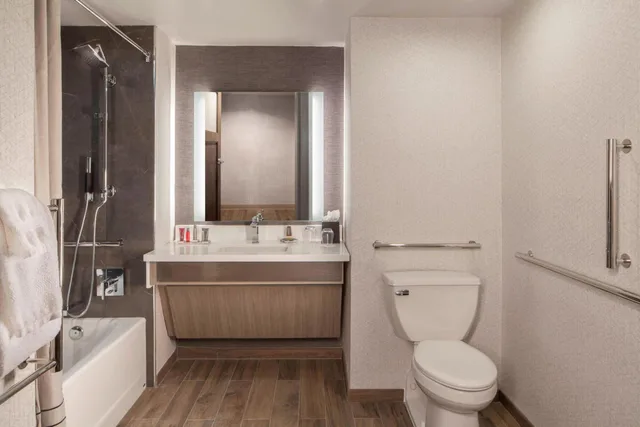 غرفة بسرير كينج بحوض استحمام لذوي الإعاقة، Dallas Marriott Downtown 7/10