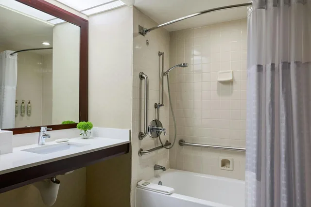 Guest Room, King Bed, Club Lounge Access, Club Floor، Renaissance Los Angeles Airport Hotel 2/10