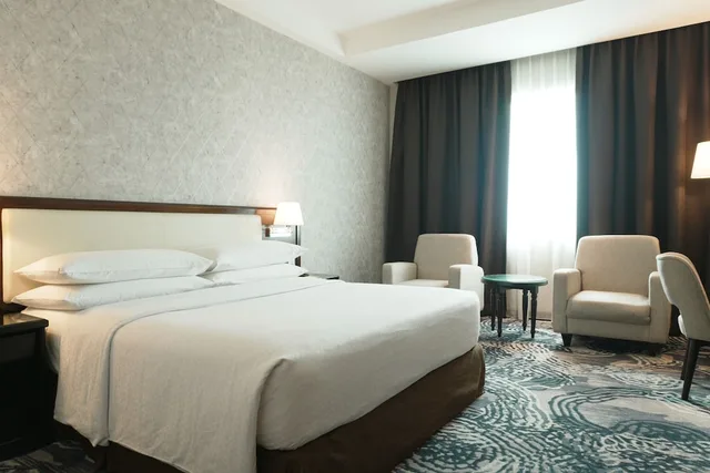 غرفة بسرير كينج للمدخنين، FOUR POINTS BY SHERATON MEDAN 8/10