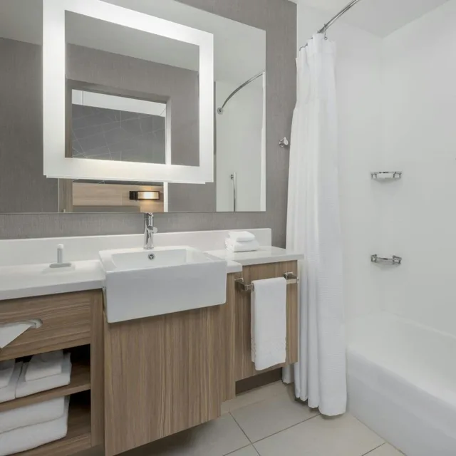 جناح بسريرين كوين مع سرير سحّاب إضافي مع أريكة، SpringHill Suites by Marriott Athens Downtown/University Area 2/3