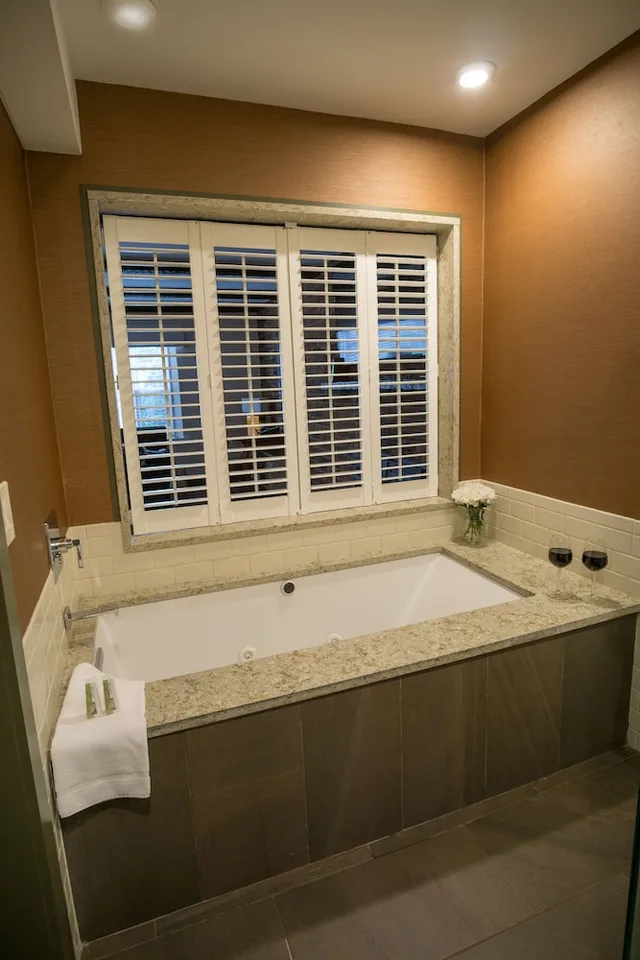 Premier, Single, King Bed, The Yankee Inn 2/2