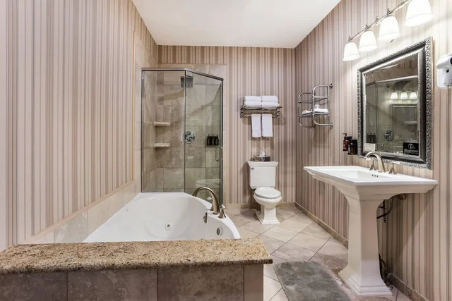 Suite, King Bed, Balcony, Traditions Hotel Spa Ascend Hotel Collection 2/2