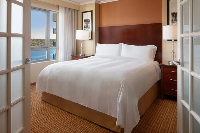 1 Bedroom, Suite, King Bed, Bay View, Sofa، Marriott Newport Beach Bayview 1/9