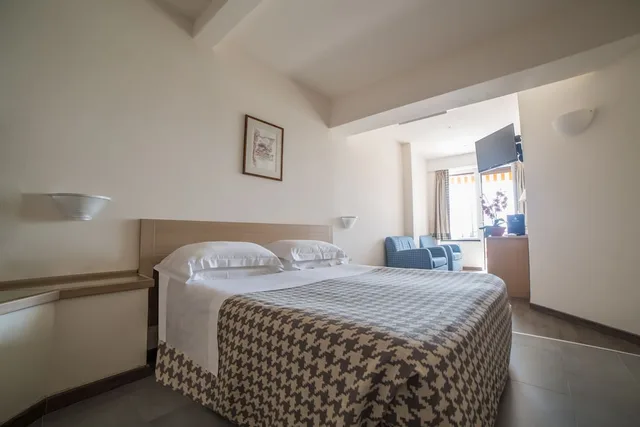 1 Bedroom, Comfort, Apartment, King Bed, Sea View, 3 Sofa, Hotel Laurin Formerly Best Western Hotel Laurin 1/5