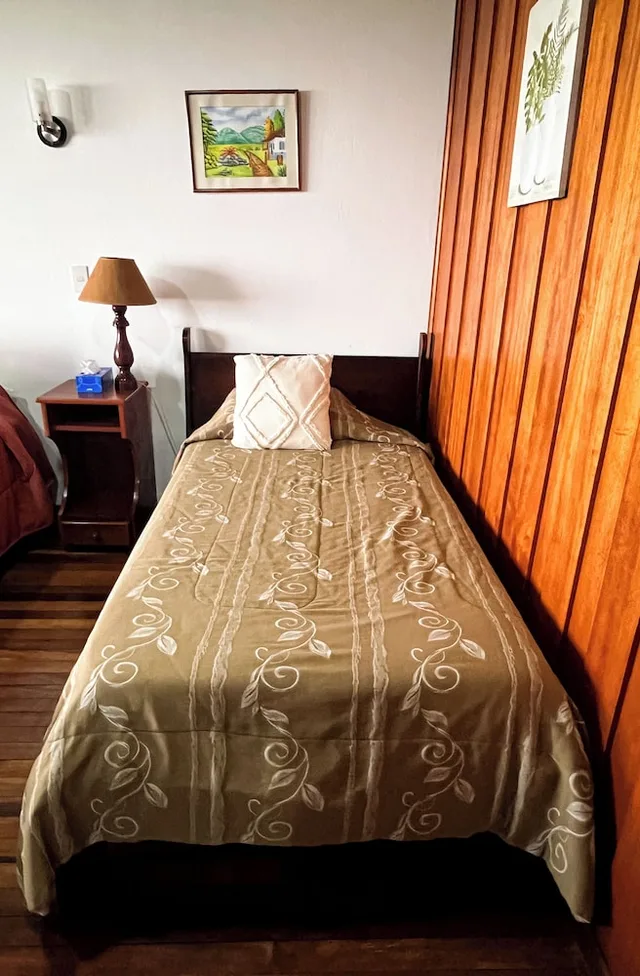 غرفة قياسية بسرير مزدوج وسرير فردي بإطلالة على الحديقة، Hotel de Montana Monteverde 6/10