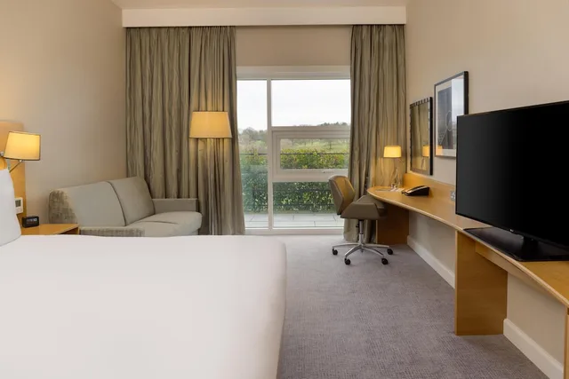 Deluxe, Family, King Bed, Country Side View, Sofa، Hilton At St Georges Park Burton upon Trent 2/6