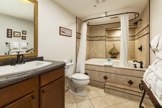 Master, Suite, 2 King Beds, Sofa، Old Harbor Inn 7/8