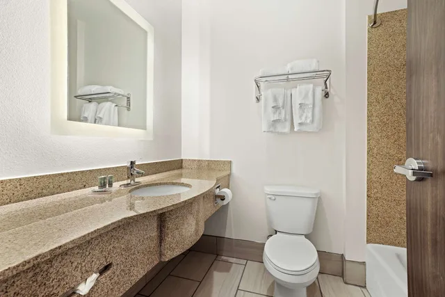 جناح بسرير كينج مع أريكة، Best Western Iowa/Lake Charles East 2/2