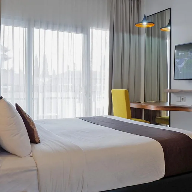 غرفة بسرير كوين بشرفة، Front One Resort Magelang 3/10