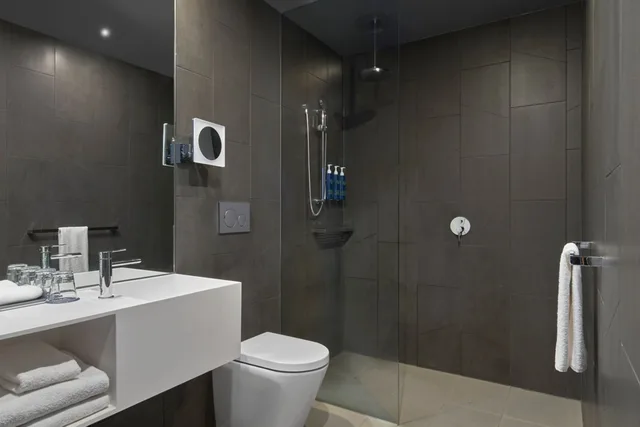 غرفة بريميير بسرير كوين وسرير كوين بإطلالة على المدينة، Vibe Hotel Melbourne Docklands 2/2