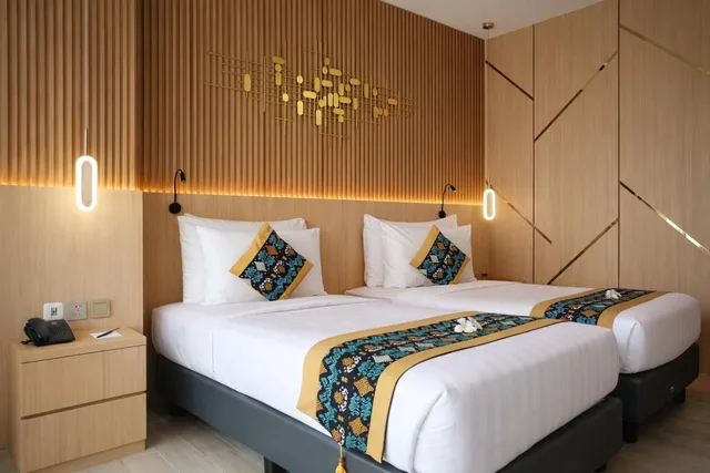 غرفة ديلوكس بسريرين منفصلين بإطلالة على المسبح، Raja Hotel Kuta Mandalika Resort & Convention 3/10