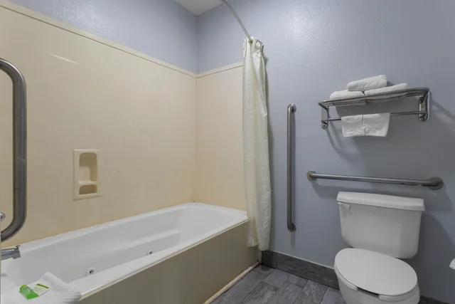 غرفة قياسية بسرير كينج بجاكوزي، Best Western Magnolia 4/7
