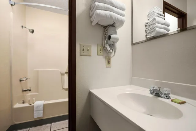Deluxe, 2 Double Beds, Super 8 By Wyndham Concordia 3/4