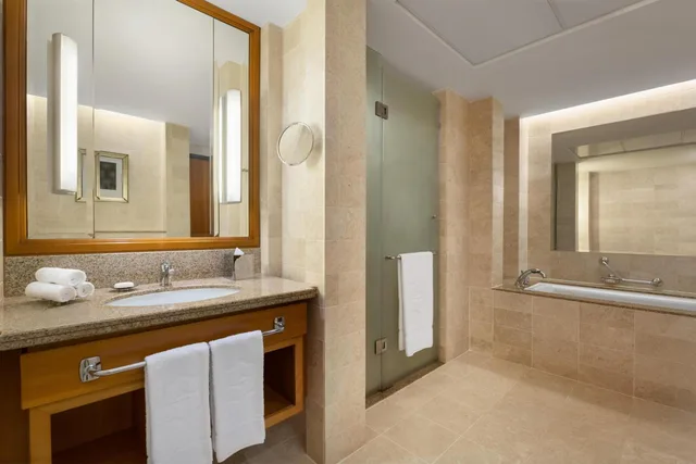 غرفة بسريرين منفصلين بإطلالة على البحر بشرفة، Shangri-La Barr Al Jissah Resort and Spa - Al Waha 6/7