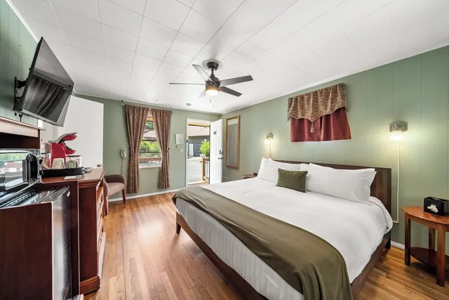 غرفة كومفورت بسرير كينج، CedarWood Inn 2/6