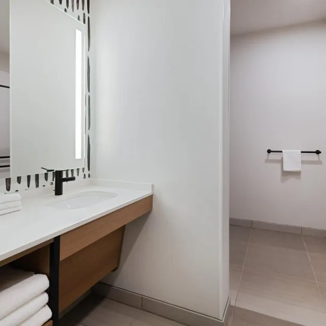 جناح استوديو بسرير كوين بحوض استحمام لذوي الإعاقة، Atwell Suites Kansas City Airport by IHG 5/5