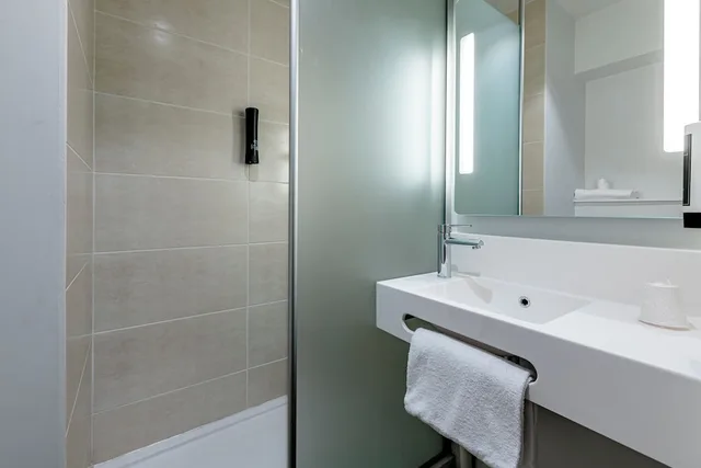 غرفة عائلية بسرير كوين مع أريكة، B&B Hotel Deauville-Touques 4/4