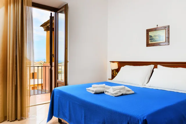 غرفة بسريرين مزدوجين بإطلالة على البحر، Hotel Villa de Pasquale 3/6