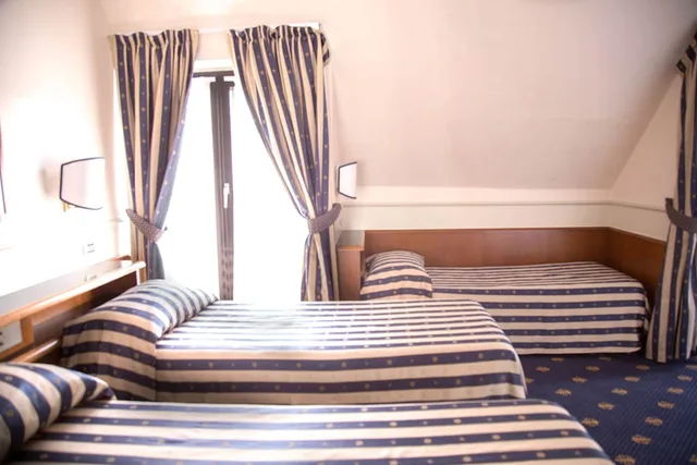 Room, Triple, 1 Double and 1 Single Bed, Flora Hotel Milan 5/10