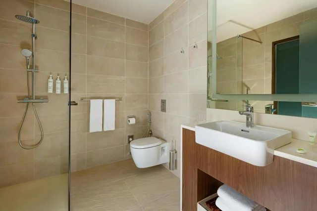 Room, King Bed, Partial View، Courtyard by Marriott Baku 4/8