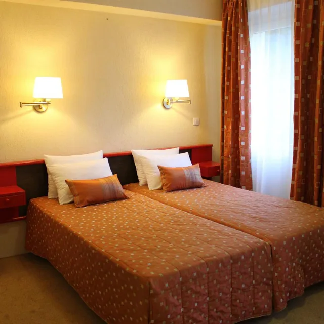 غرفة ثلاثية، Hotel Atlantic 2/10