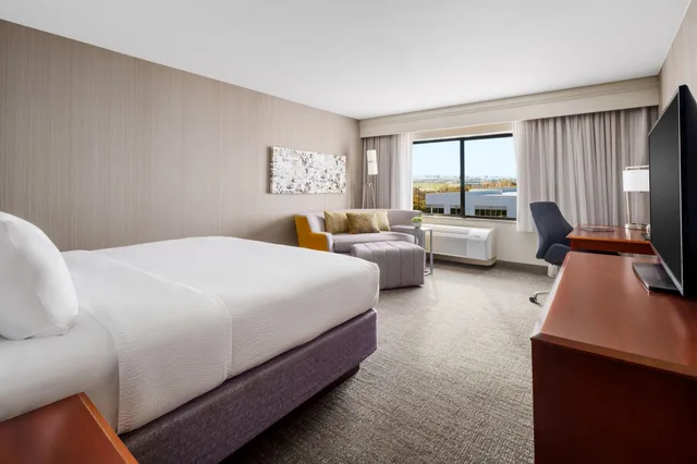 غرفة بسرير مزدوج لذوي الإعاقة، Courtyard by Marriott Roseville Galleria Mall/Creekside Ridge Drive 2/5