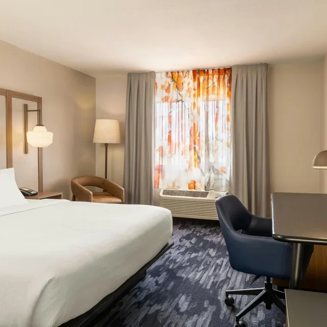 غرفة بسرير كينج بحوض استحمام لذوي الإعاقة، Fairfield Inn And Suites Minneapolis St Paul Roseville 2/3