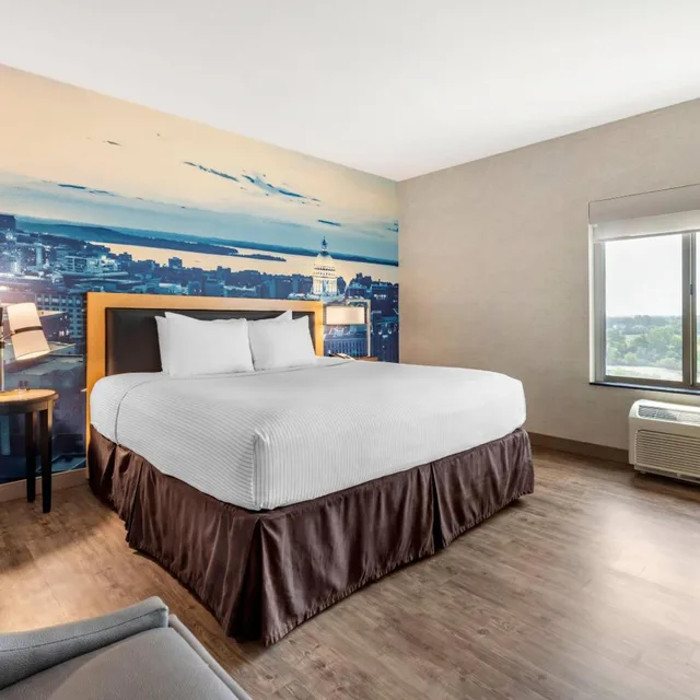 جناح بسرير كينج بغرفة نوم واحدة مع أريكة، Cambria Hotel Madison East 1/5
