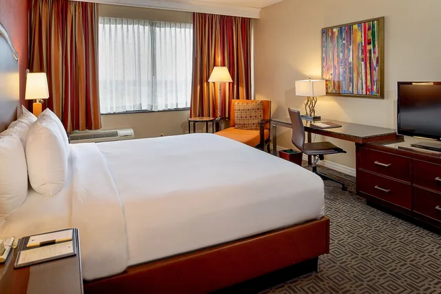 جناح بسرير كينج مع أريكة، Doubletree By Hilton Hotel St Louis Chesterfield 2/3