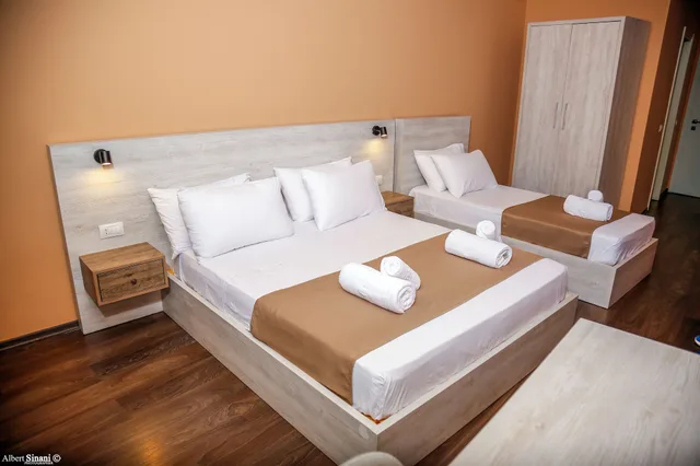 غرفة قياسية ثلاثية بسرير كوين وسرير فردي بإطلالة على المدينة، Arc Hotel Tirana 1/6