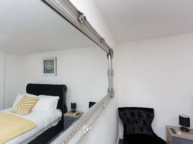 Superior, Apartment, King Bed, Private Bathroom, Live In Leeds Greenhill Bungalows 2/5
