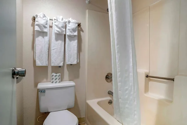 غرفة بسرير كينج وسرير كوين للمدخنين، Econo Lodge Inn and Suites Resort Rehoboth Beach 2/2