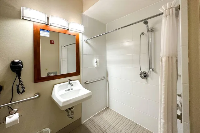 غرفة بسرير كينج لذوي الإعاقة، Comfort Inn & Suites Geneva - West Chicago 7/7