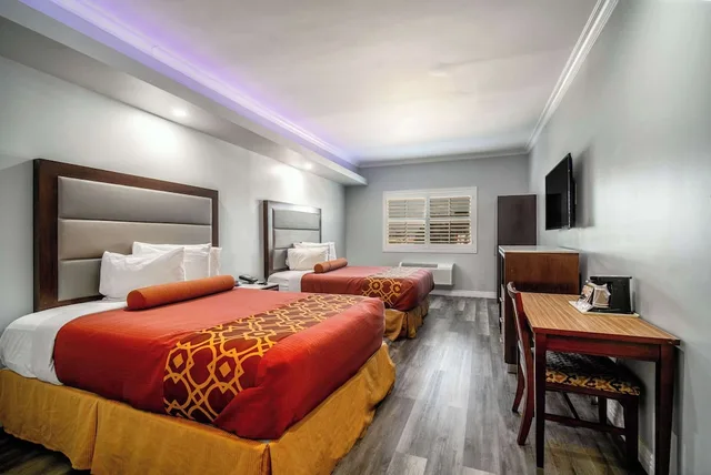 غرفة قياسية بسريرين كوين، Rodeway Inn and Suites Pasadena 2/7
