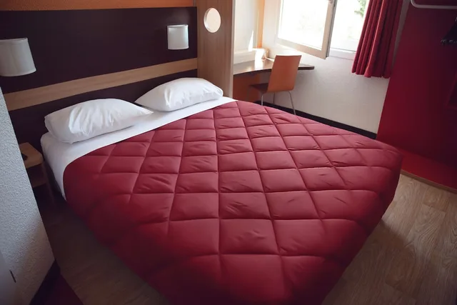 غرفة قياسية بسرير مزدوج وسريرين منفصلين، Premiere Classe Roissy - Aeroport Charles De Gaulle 3/8